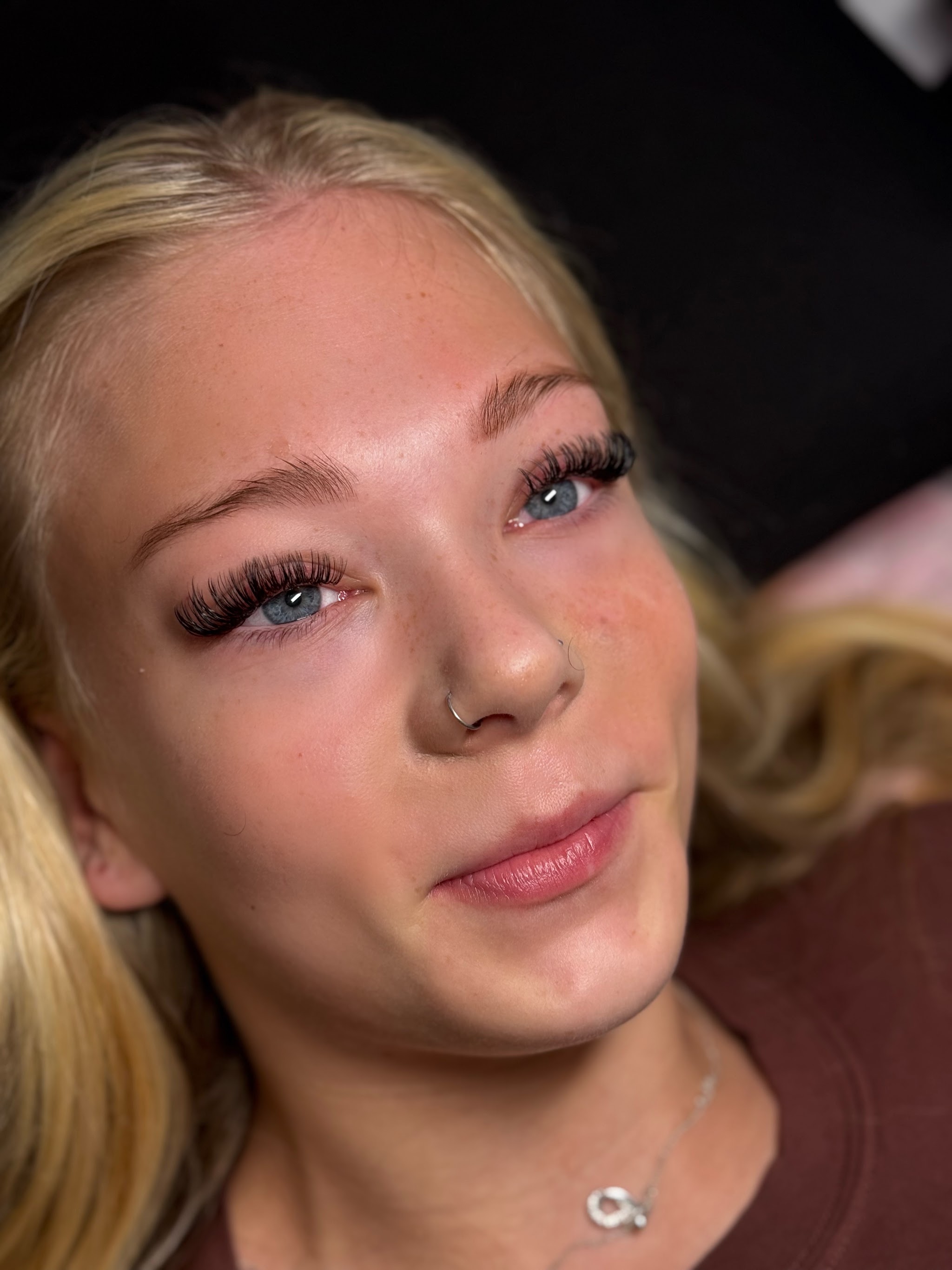 Client with a fresh full set of lash extensions by Jem